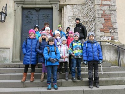 Uczestnicy turystycznych półkolonii z wizytą w Opactwie Benedyktynów w Tyńcu